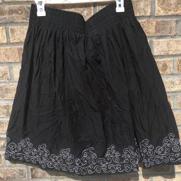 Women’s Skirt - Picture 2 of 4
